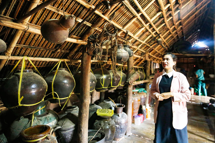 Ka Hương thường xuyên dẫn du khách tới căn nhà dài duy nhất tại xã để giới thiệu về văn hóa truyền thống của người Mạ nơi đây. Ảnh: C.Phong