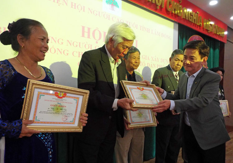 Trao giấy khen của Ban đại diện Hội NCT tỉnh Lâm Đồng cho NCT tiêu biểu 