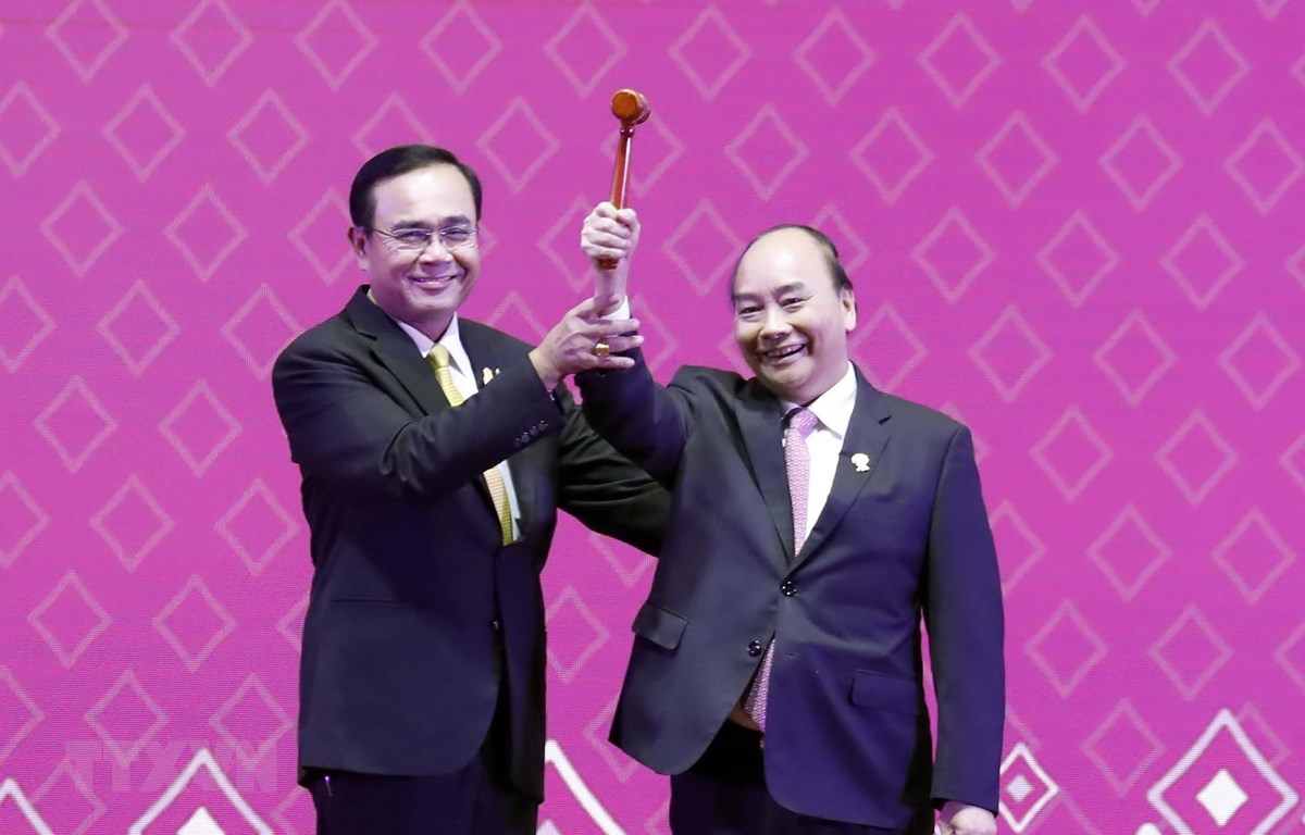 Trong ảnh: Thủ tướng Nguyễn Xuân Phúc nhận búa Chủ tịch ASEAN từ Thủ tướng Thái Lan Prayuth Chan-o-cha