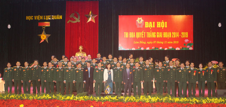 Các đồng chí lãnh đạo Bộ Quốc phòng, Học viện Lục quân và lãnh đạo tỉnh, thành phố Đà Lạt chụp hình lưu niệm với cán bộ, giảng viên Học viện Lục quân
