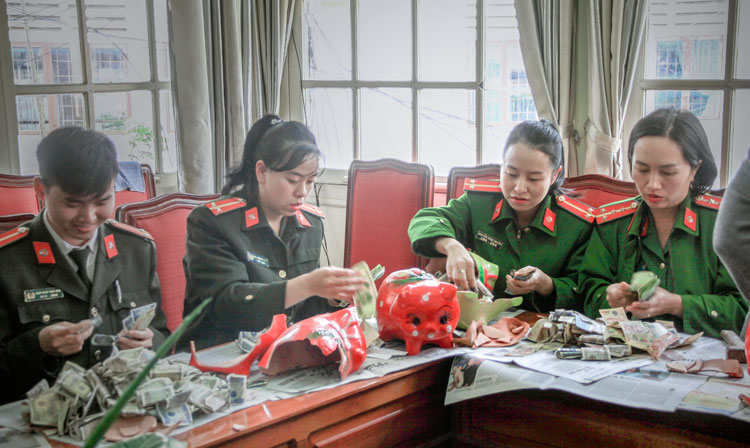 Phụ nữ Công an Lâm Đồng 10 năm duy trì ''Nuôi heo đất''