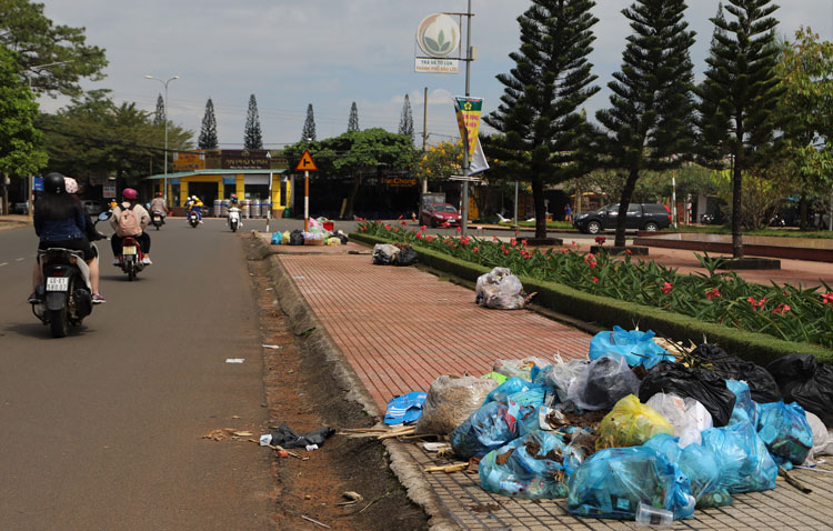 Bảo Lộc: Đưa rác vào bãi lưu giữ tạm thời