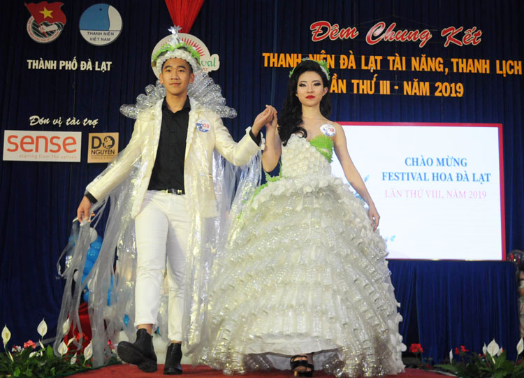 Cặp thí sinh trình diễn trang phục tái chế từ rác thải nhựa và đây cũng là cặp đôi đạt giải Nhất của hội thi