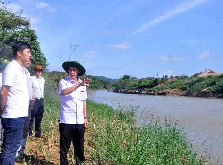 Phó Bí thư Tỉnh ủy Trần Văn Hiệp kiểm tra việc khai thác cát tại khu vực giáp ranh giữa Bình Phước và xã Phước Cát 2 (huyện Cát Tiên)