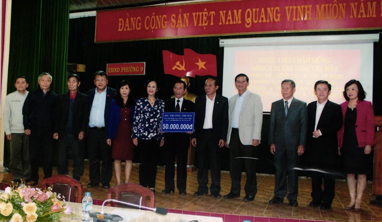 Ủy viên Bộ Chính trị, Bí thư Trung ương Đảng, Trưởng Ban Dân vận Trung ương Trương Thị Mai ủng hộ 50 triệu đồng cho Hội Nạn nhân chất độc da cam - dioxin Phường 9. Ảnh: N.Thu