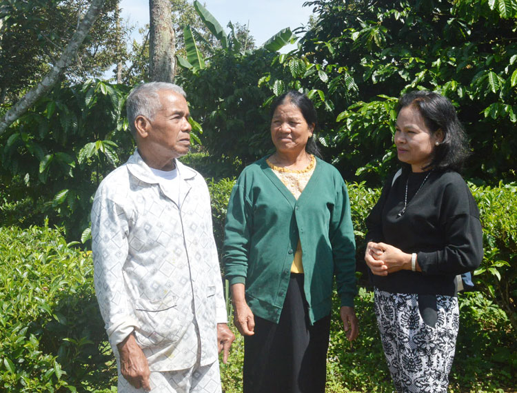 Già làng Hoa Huy Hành, 55 tuổi Đảng và vợ (đứng giữa) trò chuyện với nhà báo. Ảnh: N.Thanh