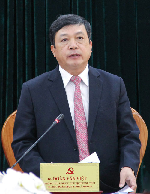 Chủ tịch UBND tỉnh Lâm Đồng Đoàn Văn Việt điều hành thảo luận tại hội nghị