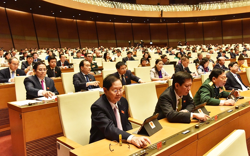 Đại biểu Quốc hội biểu quyết thông qua các nghị quyết trước phiên bế mạc
