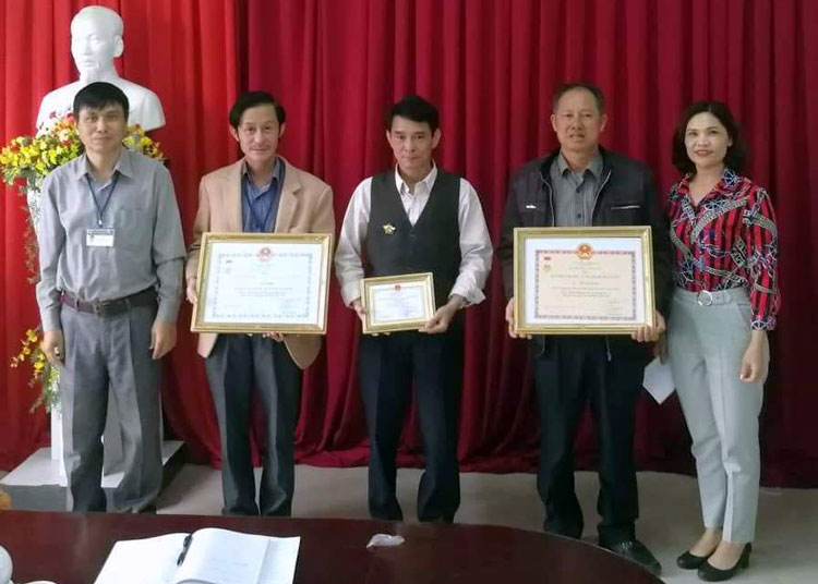 BSCK II Lê Văn Phú (thứ hai từ trái sang) cùng đồng nghiệp nhận Kỷ niệm chương Vì sức khỏe Nhân dân. Ảnh: D.Hiền