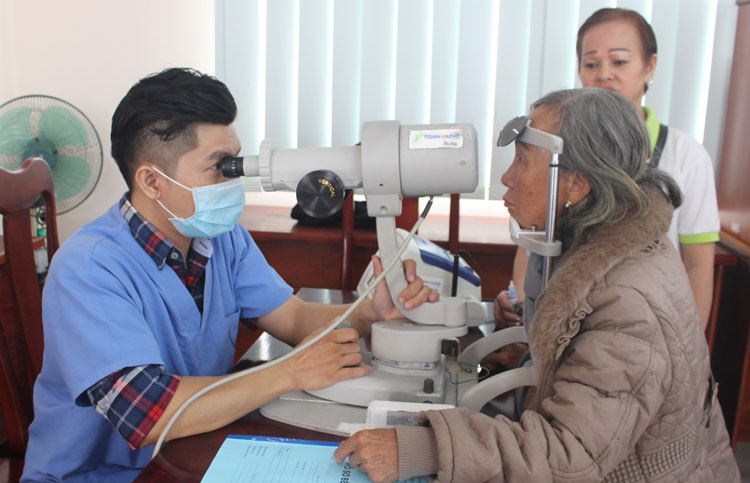 Các bệnh nhân được khám sàng lọc các bệnh về mắt