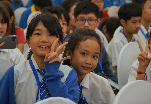 Các em học sinh Lào tham gia kỳ thi Olympic toán học và khoa học quốc tế năm 2019 tại Hà Nội