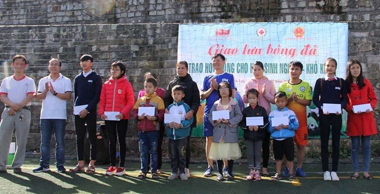 TS Phạm Quang Vinh - Viện trưởng Viện quản lý kinh doanh quốc tế IBM trao học bổng cho học sinh nghèo Đà Lạt