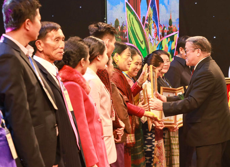 Ban Chấp hành Trung ương Hội Nông dân Việt Nam tặng bằng khen cho hợp tác xã, tổ hợp tác, cơ sở, hộ sản xuất tiêu biểu Campuchia tham gia chương trình.