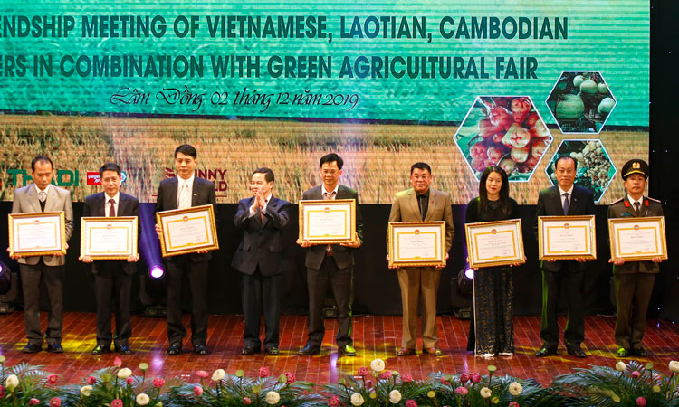 Ban Chấp hành Trung ương Hội Nông dân Việt Nam tặng bằng khen cho đại diện đơn vị, sở, ngành tỉnh Lâm Đồng tham gia chương trình