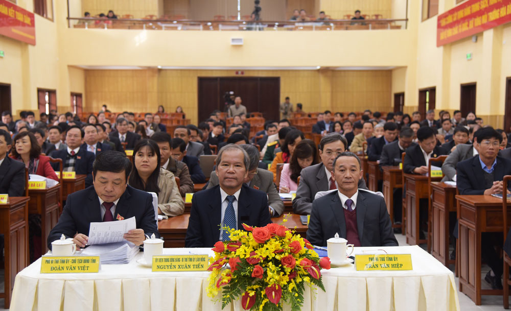 Các đồng chí lãnh đạo tỉnh tham dự kỳ họp thứ 11 HĐND tỉnh khóa IX