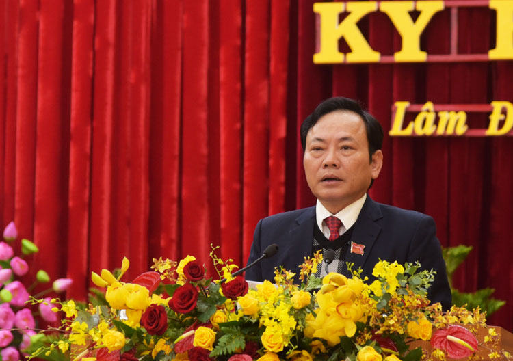 Phó Chủ tịch UBND tỉnh Nguyễn Văn Yên báo cáo tình hình thực hiện kế hoạch kinh tế - xã hội năm 2019 và nhiệm vụ giải pháp năm 2020