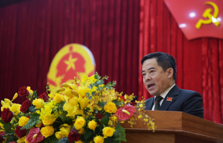 Ông Nguyễn Văn Phương – Phó Ban Kinh tế Ngân sách HĐND tỉnh Lâm Đồng báo cáo thẩm tra các nội dung trình kỳ họp