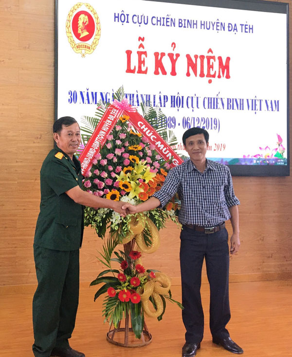 Phó Bí thư Thường trực Huyện ủy Đạ Tẻh Nguyễn Mạnh Việt tặng hoa chúc mừng Hội Cựu chiến binh tại lễ kỷ niệm