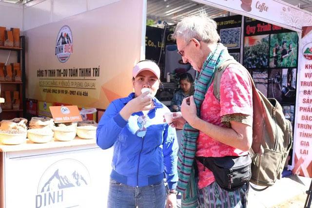 Du khách nước ngoài thích thú tham quan và thưởng thức cà phê miễn phí tại lễ hội cà phê Việt Nam.