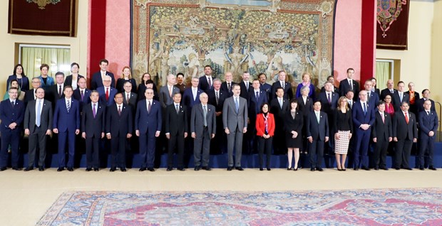 Nhà vua Tây Ban Nha Felipe VI và các Ngoại trưởng ASEM chụp ảnh chung. 