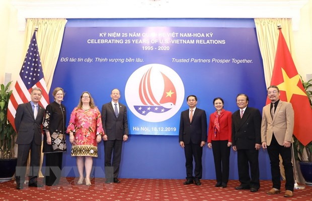 Các đại biểu cùng chứng kiến ra mắt Logo kỷ niệm 25 năm thiết lập quan hệ ngoại giao Việt Nam-Hoa Kỳ tại lễ khởi động.