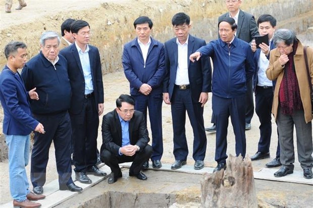 Đồng chí Lê Văn Thành, Bí thư Thành ủy, Chủ tịch Hội đồng nhân dân thành phố Hải Phòng với các đại biểu tại Bãi cọc gỗ được khai quật ngày 20/12/2019
