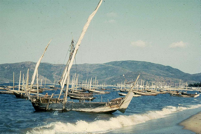 Những con thuyền của ngư dân trên bãi biển