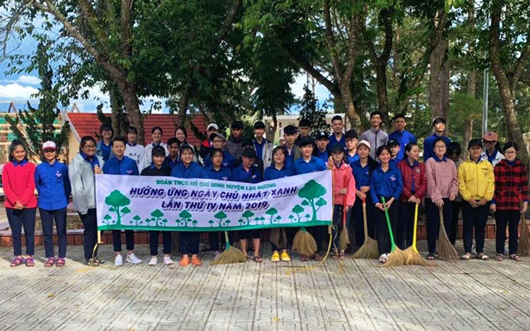Đoàn viên, thanh niên huyện Lạc Dương tham gia hoạt động bảo vệ môi trường. Ảnh: V.Hùng