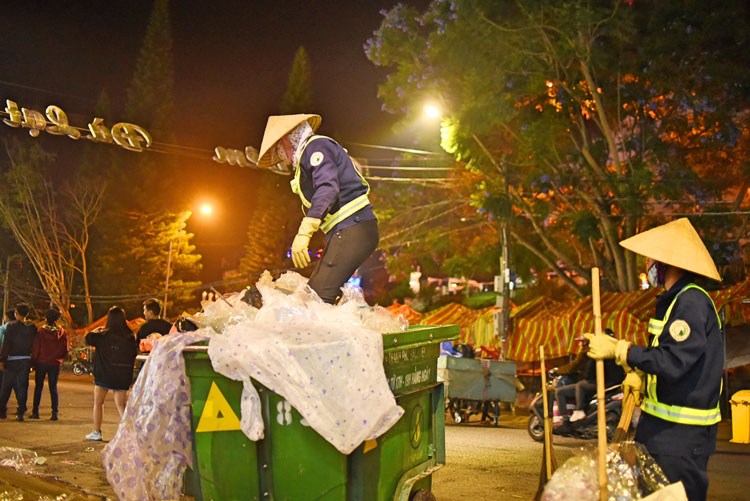 Vất vả dọn rác trong 5 ngày diễn ra Festival hoa