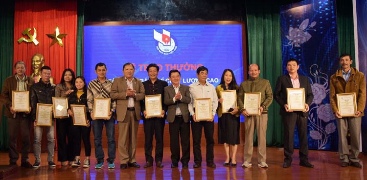 BTC trao giải cho hội viên có tác phẩm đạt giải A Báo chí chất lượng cao