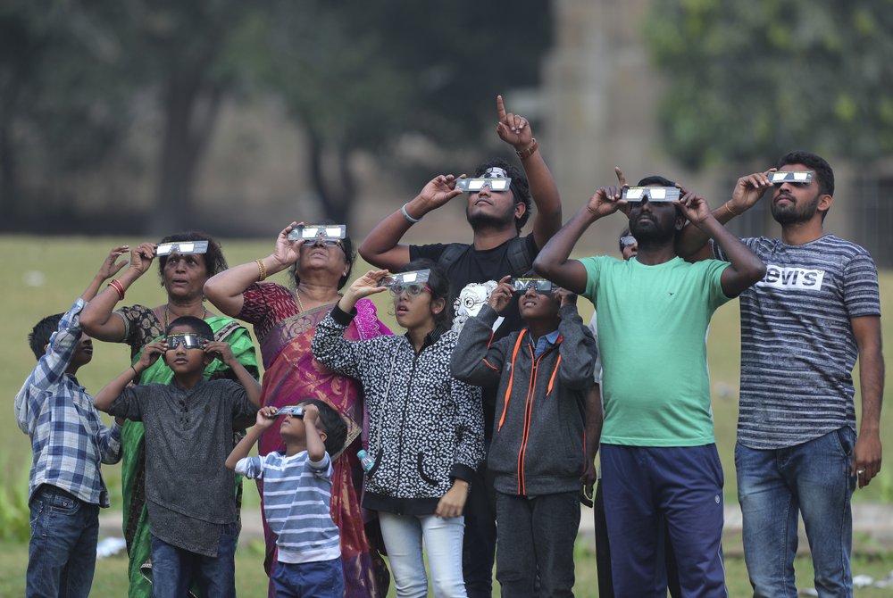 Người dân quan sát nhật thực tại Hyderabad, Ấn Độ