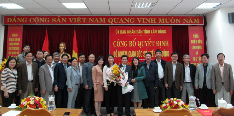 Lãnh đạo các đơn vị trực thuộc Sở Y tế  tặng hoa chúc mừng và chụp ảnh lưu niệm cùng tân Giám đốc Sở Y tế Nguyễn Đức Thuận