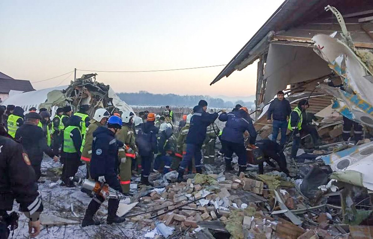 Nhân viên cứu hộ làm nhiệm vụ tại hiện trường vụ tai nạn máy bay của hãng Bek Air ngày 27/12