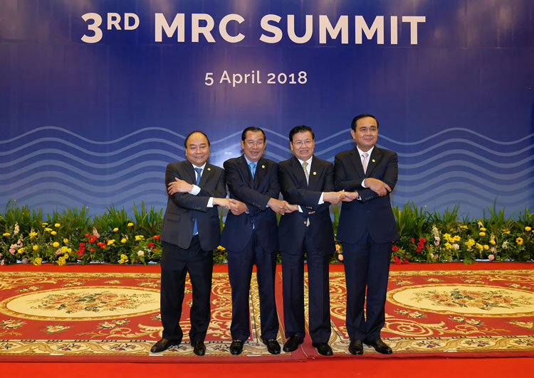 Thủ tướng Chính phủ Nguyễn Xuân Phúc (bìa trái) và lãnh đạo các nước Lào, Campuchia, Thái Lan thể hiện sự đoàn kết tại Hội nghị cấp cao lần thứ ba Ủy hội sông Mê Công quốc tế. Ảnh: vnmc