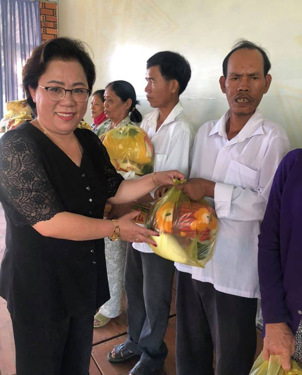 Bà Dương Thị Hạnh – Chủ nhiệm CLB Nữ Doanh nhân Lâm Đồng trao quà Tết cho phụ nữ nghèo và đồng bào DTTS