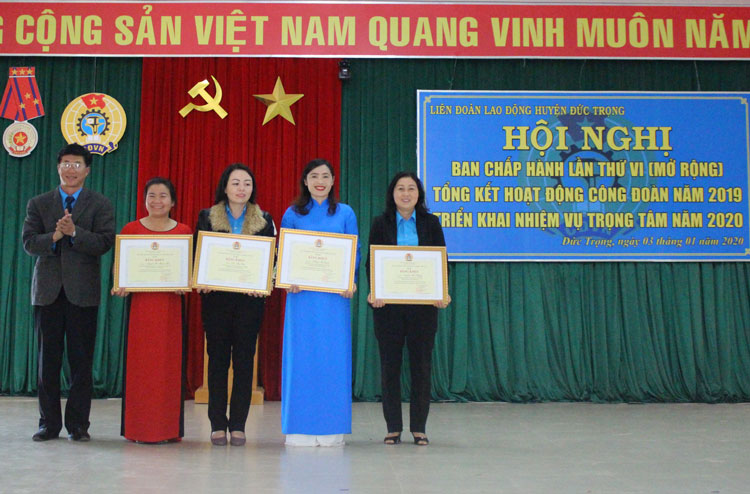 Đồng chí Lê Ngọc Phúc – Phó Chủ tịch Thường trực LĐLĐ tỉnh trao Bằng khen của Tổng LĐLĐ Việt Nam cho các cá nhân tiêu biểu