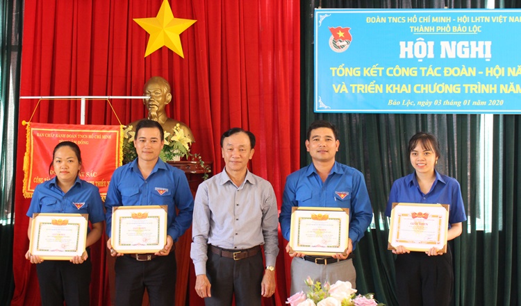 Ông Dương Kim Viên, Phó Bí thư Thường trực Thành ủy Bảo Lộc, trao Giấy khen cho các tập thể có thành tích xuất sắc trong công tác Đoàn và phong trào thanh, thiếu nhi năm 2019