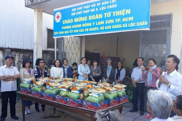 Đoàn từ thiện Phòng khám Đông y Lam Sơn TP Hồ Chí Minh tặng quà tại xã Lộc Châu