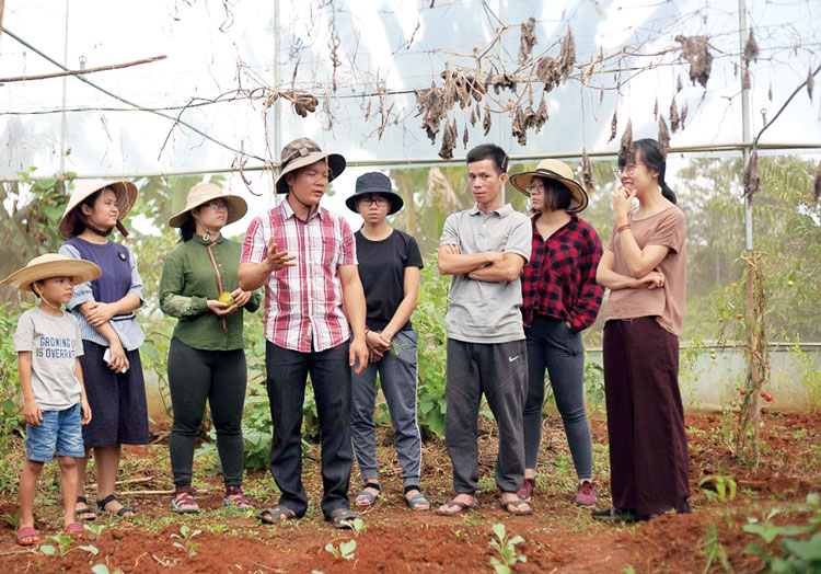 Nam Phương (bìa phải) dành một tình cảm đặc biệt đối với người nông dân ở Đà Lạt