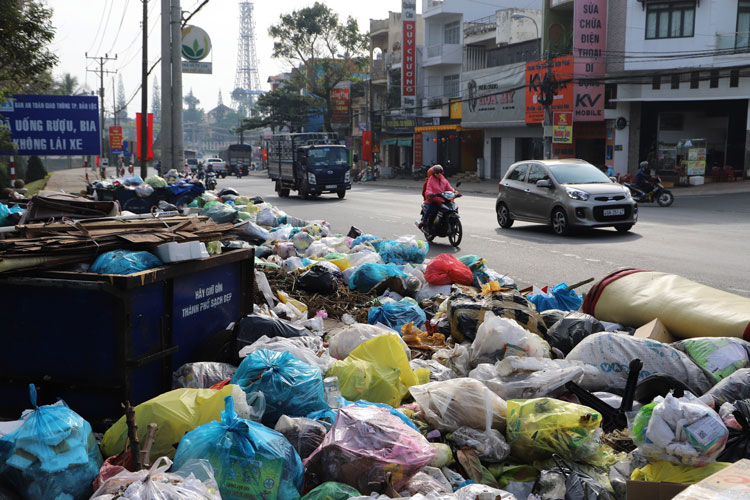 Tết cận kề, rác vẫn ngập tràn TP Bảo Lộc