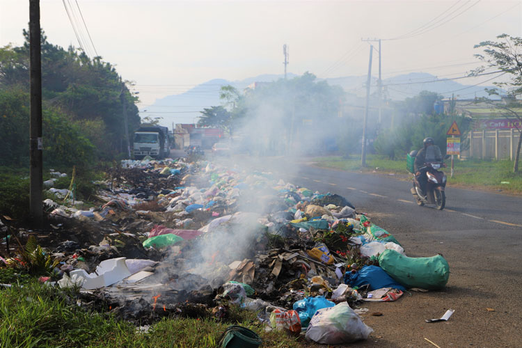 Người dân đốt rác khiến khói bụi bay mù mịt trên đường Huỳnh Thúc Kháng