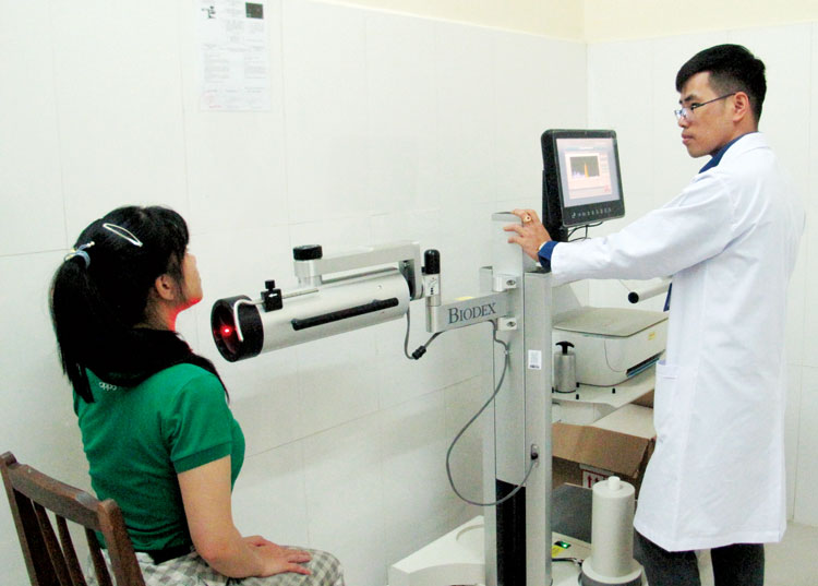 Kỹ sư Ngô Hoàng Long - Khoa YHHN của BVĐK tỉnh đang ghi đo độ tập trung tuyến giáp trên bệnh nhân bướu cổ