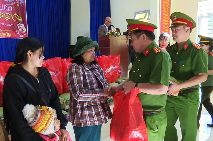Thượng tá Lê Thái - Trưởng Công an huyện Đức Trọng trực tiếp trao quà Tết cho các hộ nghèo