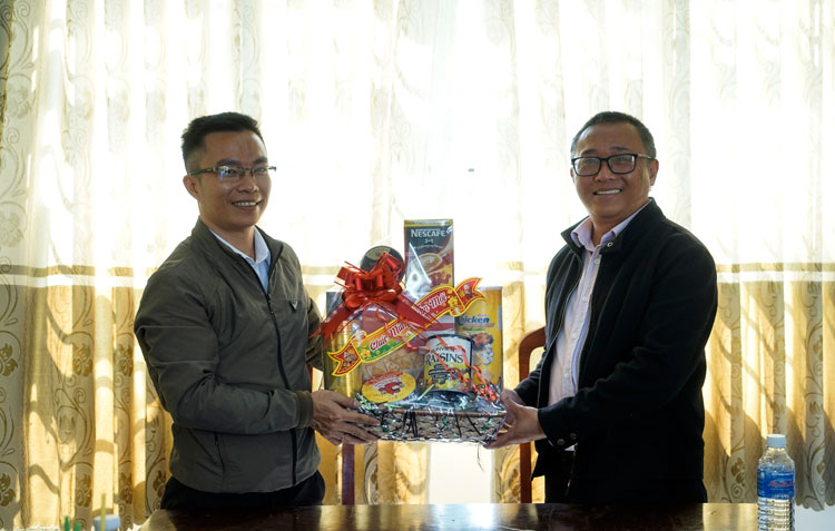 Nhân dịp đến thăm và làm việc, Ngân hàng CSXH tỉnh Lâm Đồng cũng gởi một phần quà tết đến tập thể lãnh đạo, viên chức xã Đạ Tông