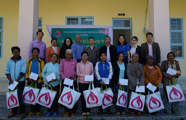 10 hộ nghèo và gia đình chính sách tại xã Đạ Tông nhận quà tết của Ngân hàng CSXH tỉnh Lâm Đồng