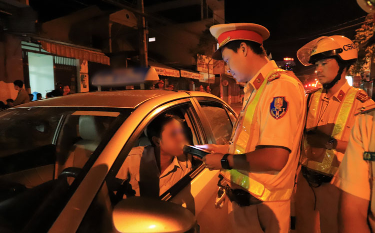 Cảnh sát Giao thông Công an TP Bảo Lộc kiểm tra nồng độ cồn người điều khiển phương tiện giao thông