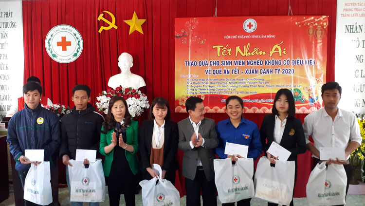 Trưởng Ban Dân vận Tỉnh ủy Lâm Đồng Nguyễn Thị Lệ và Phó Chủ tịch UBND tỉnh Lâm Đồng Phan Văn Đa trao quà tết cho sinh viên nghèo