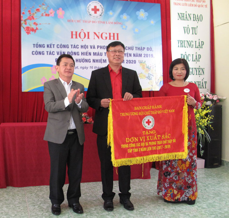 Phó Chủ tịch UBND tỉnh Lâm Đồng Phan Văn Đa trao Cờ thi đua xuất sắc 3 năm liền của Trung ương Hội cho Hội CTĐ tỉnh