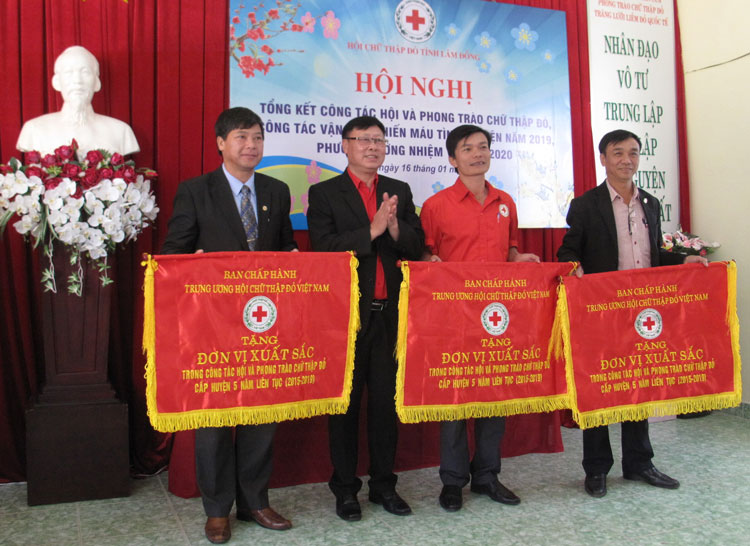Lãnh đạo Hội CTĐ tỉnh trao cờ thi đua xuất sắc 5 năm liền của Trung ương  Hội cho 3 đơn vị Đà Lạt, Lâm Hà, Đạ Tẻh