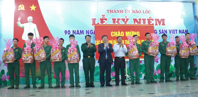 Bí thư Thành ủy Bảo Lộc Nguyễn Văn Triệu trao tặng quà tết cho các quân nhân hoàn thành nghĩa vụ quân sự xuất ngũ về địa phương